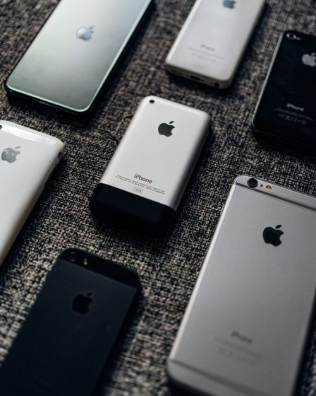 silver iphone 6 and space gray iphone 6